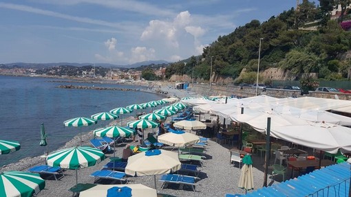 Un servizio di 'Steward' per contingentare gli accessi alle spiagge libere: la soluzione allo studio della Regione Liguria