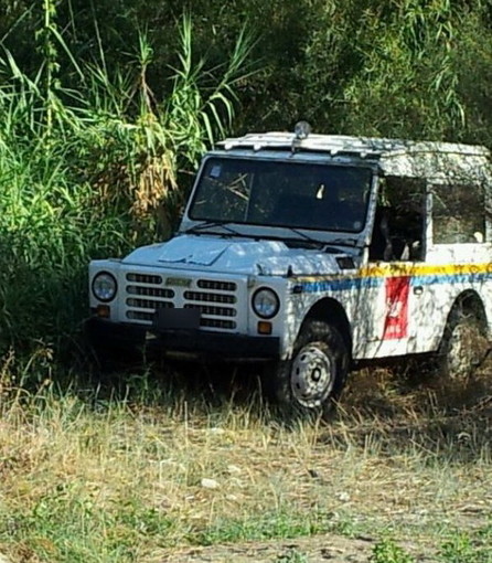 Ventimiglia: mezzo della protezione civile abbandonato, intervento di un appartenente di Imperia Ventimiglia: mezzo della protezione civile abbandonato, intervento di un appartenente di Imperia