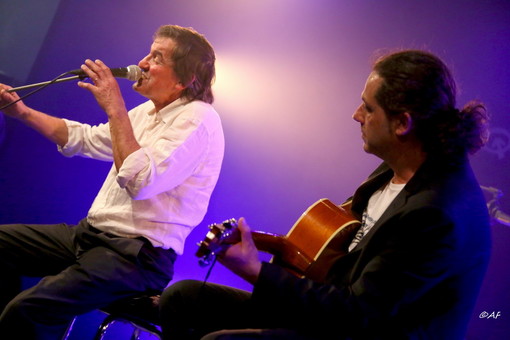 La Liguria sul palco di Folk in Diano con la musica e le parole di Marco Cambri La Liguria sul palco di Folk in Diano con la musica e le parole di Marco Cambri