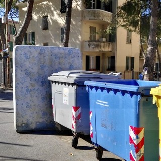 Un'immagine ancora troppo comune: rifiuti ingombranti abbandonati davanti ai cassonetti.