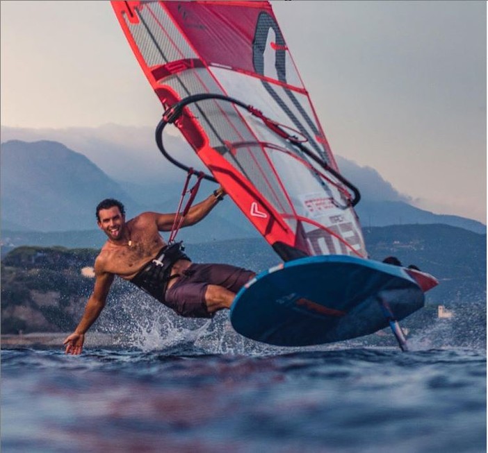 Parte da Imperia la sfida di Matteo Iachino: tenterà di raggiungere la Corsica in windsurf Parte da Imperia la sfida di Matteo Iachino: tenterà di raggiungere la Corsica in windsurf