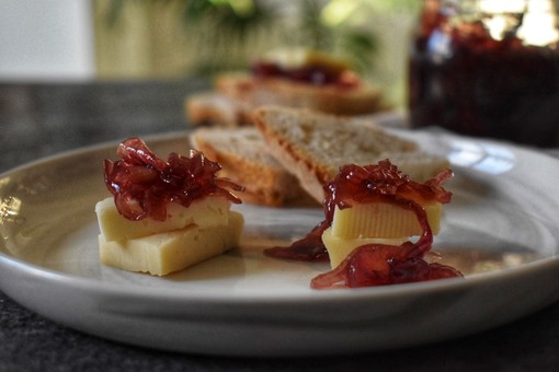 La ricetta #nosprechi de I Deplasticati: oggi prepariamo la marmellata di cipolle