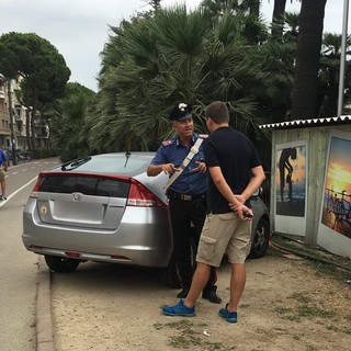 Sanremo: auto svizzera sulla pista ciclabile di fronte al Morgana, un parcheggio non molto elvetico Sanremo: auto svizzera sulla pista ciclabile di fronte al Morgana, un parcheggio non molto elvetico