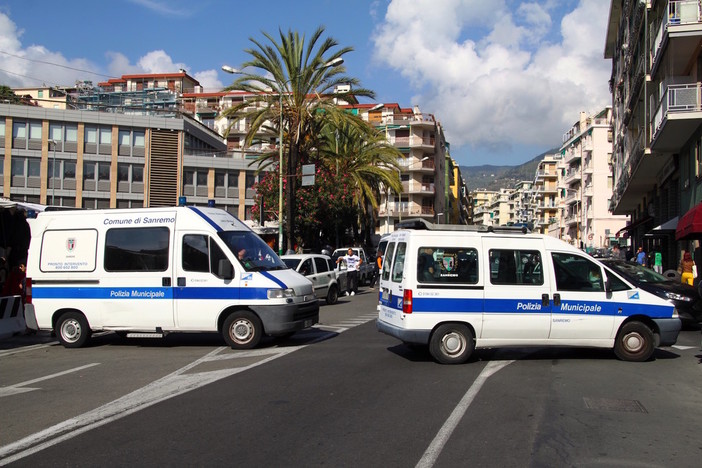 Sanremo: 'buona la prima' per il mercato del sabato con la chiusura di via Feraldi, traffico limitato ed automobilisti corretti Sanremo: 'buona la prima' per il mercato del sabato con la chiusura di via Feraldi, traffico limitato ed automobilisti corretti