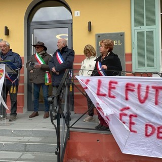 Non c'è neppure più la voglia di protestare: poche decine di persone a Tenda per la manifestazione sul tunnel