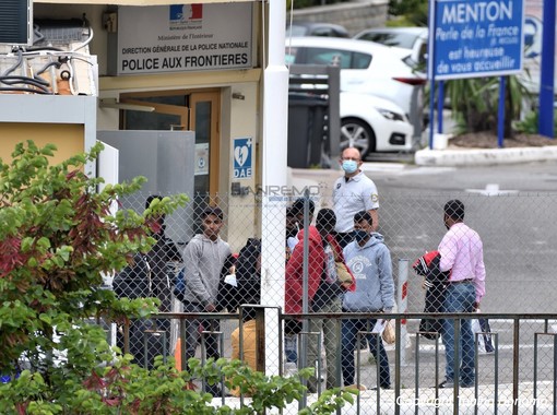 Migranti in autostrada: Lega “Situazione pericolosa e intollerabile, più personale per contrastare fenomeno migratorio”
