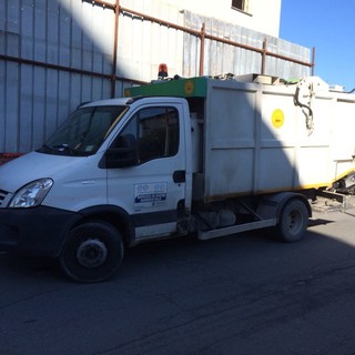 Imperia: camion della TraDeCo fermo sotto Villa Grock, olezzo e pericoli perchè mancano i soldi per spostarlo