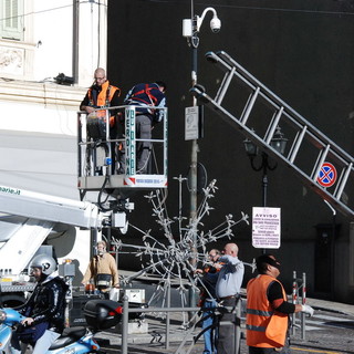 Sanremo: iniziati stamattina i lavori di montaggio delle luminarie, accensione per il fine settimana Sanremo: iniziati stamattina i lavori di montaggio delle luminarie, accensione per il fine settimana