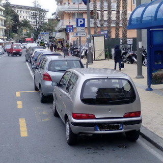 Sanremo: macchine sistematicamente parcheggiate sulle fermate dei bus, la protesta del sindacato Usb