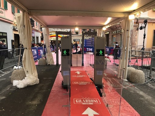 Uno dei metal detector vicino all'Ariston