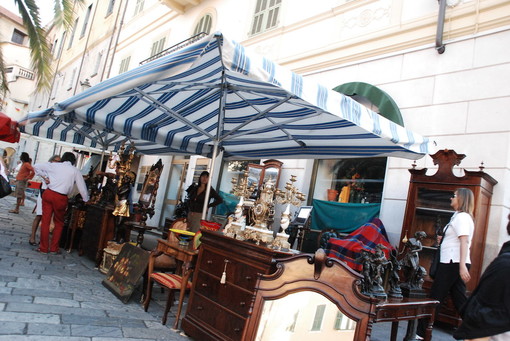 Sanremo: cresce il mercatino dell'antiquariato della domenica. Più bancarelle anche in piazza Muccioli Sanremo: cresce il mercatino dell'antiquariato della domenica. Più bancarelle anche in piazza Muccioli