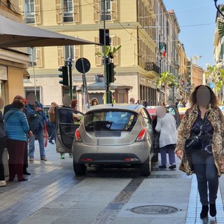 Sanremo: sbaglia manovra e chiede ai presenti di spostare i blocchi anti terrorismo, è accaduto oggi in via Matteotti (Foto)
