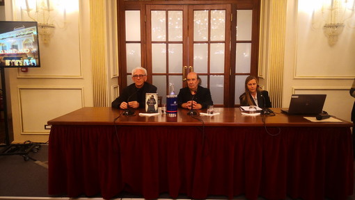 Sanremo: sala privata del Casinò strapiena anche oggi per i 'Martedì Letterari' con il Prof. Stefano Zecchi (Video) Sanremo: sala privata del Casinò strapiena anche oggi per i 'Martedì Letterari' con il Prof. Stefano Zecchi (Video)