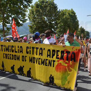 Ventimiglia: Manifestazione di 'Progetto 20k', circa 4.000 partecipanti e slogan contro la Francia, Salvini e Ioculano (Foto e Video)