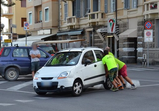 Sanremo: macchina in mezzo alla rotonda prima della Via del Sale, spostata 'di peso' da alcuni volontari Sanremo: macchina in mezzo alla rotonda prima della Via del Sale, spostata 'di peso' da alcuni volontari