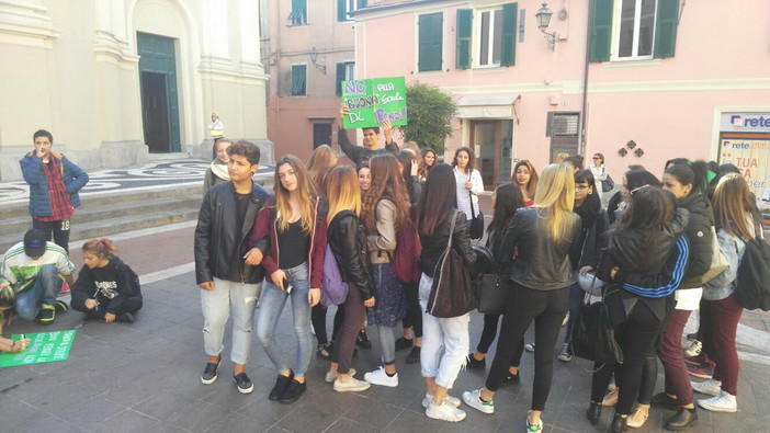 Imperia: manifestazione degli studenti contro la riforma della 'Buona scuola' proposta dal Governo Renzi (Foto e Video) Imperia: manifestazione degli studenti contro la riforma della 'Buona scuola' proposta dal Governo Renzi (Foto e Video)