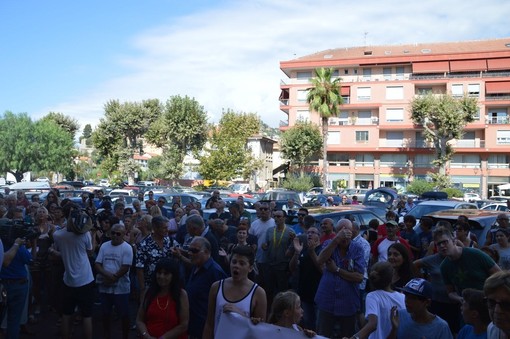Ventimiglia: il sindaco Ioculano risponde alla folla in piazza, "Sono contro l'apertura di nuovi centri d'accoglienza ma il Comune non ha potere" - FOTO e VIDEO Ventimiglia: il sindaco Ioculano risponde alla folla in piazza, "Sono contro l'apertura di nuovi centri d'accoglienza ma il Comune non ha potere" - FOTO e VIDEO