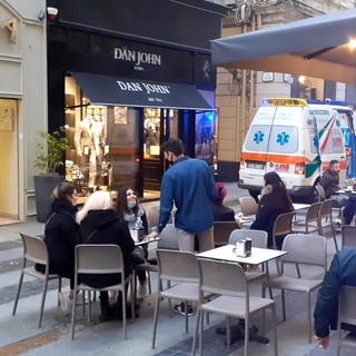 Sanremo: grave malore in una farmacia di via Matteotti, ambulanze sul posto per soccorrere un uomo