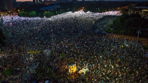La manifestazione di Bucarest (foto Repubblica) La manifestazione di Bucarest (foto Repubblica)