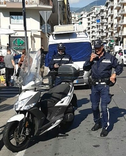 Il motorino ritrovato dagli agenti in piazza Eroi