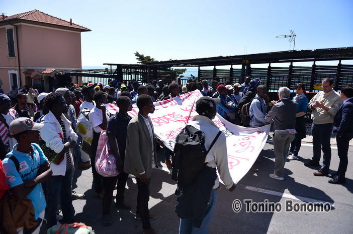 Ventimiglia: i migranti accolti a Sant’Antonio, ma l’emergenza cresce. Stamattina distribuite 316 colazioni