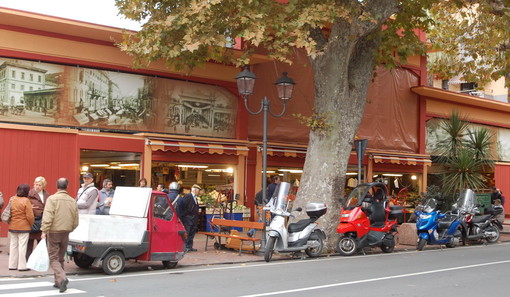 Ventimiglia: mancano i sacchetti dell'umido per i commercianti del Mercato Coperto, problemi per la differenziata