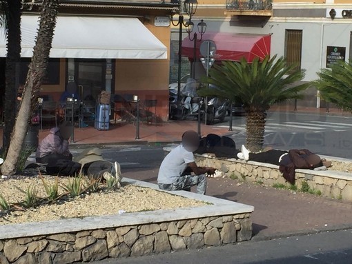 Ventimiglia: un'ottantina di migranti sulle aiuole di fronte alla stazione, sembra di tornare indietro di due anni Ventimiglia: un'ottantina di migranti sulle aiuole di fronte alla stazione, sembra di tornare indietro di due anni