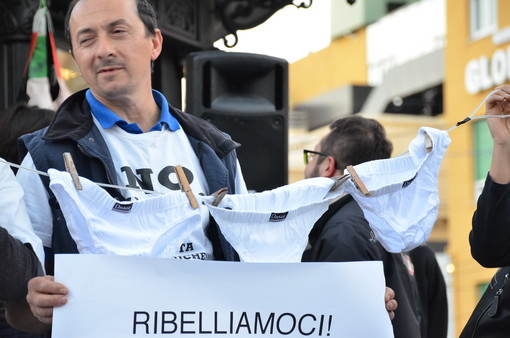 Sanremo: un centinaio di persone in piazza Colombo per la manifestazione del M5S contro i 'furbetti' Sanremo: un centinaio di persone in piazza Colombo per la manifestazione del M5S contro i 'furbetti'