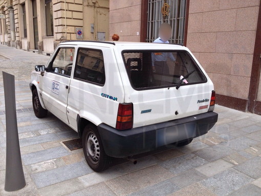 Sanremo: la Polizia Municipale multa (giustamente) anche un'auto del Comune in divieto di sosta