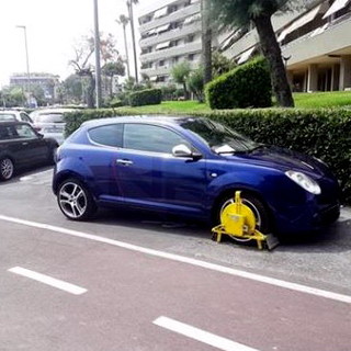 Ventimiglia: un'altra auto bloccata dalle 'ganasce' ieri mattina all'inizio della pista ciclabile (Foto)