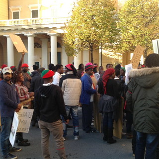 Imperia: manifestazione di protesta degli immigrati "Vogliamo un aiuto dagli italiani!"