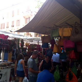 Ventimiglia: Commissariato e Municipale scoprono un mercato 'parallelo' delle griffes contraffatte