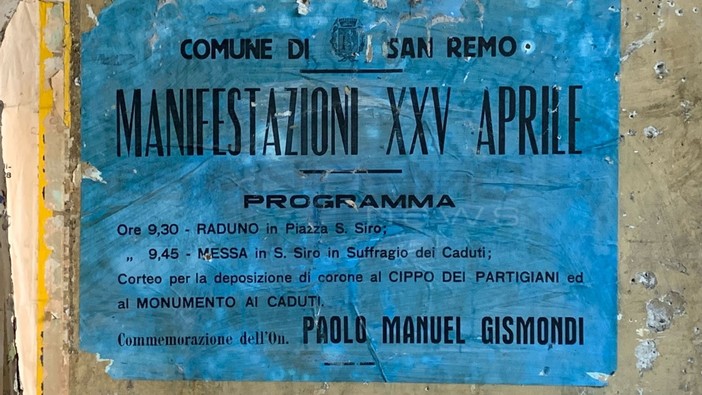 Il manifesto rimasto nascosto dietro l'edicola di via Palazzo