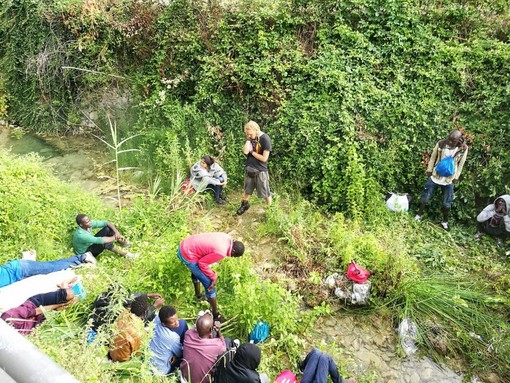 Ventimiglia: sta per iniziare la pulizia sul fiume Roya, i migranti si sono spostati a piedi nella zona di Calvo e Torri (Foto e Video)