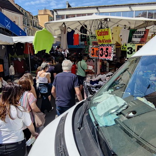 Sanremo: boom di francesi al mercato e nei locali, oggi il Covid sembra un lontano ricordo e lunedì 'zona bianca'