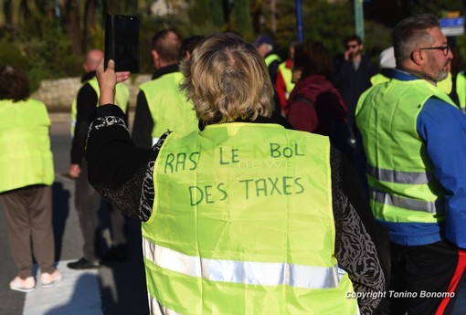 Francia: continuano le proteste dei 'Gilet Jaunes': nel weekend preoccupazione dei commercianti transalpini
