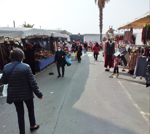 Ventimiglia: ieri un altro triste mercato con pochi clienti e senza francesi, desolazione dei commercianti Ventimiglia: ieri un altro triste mercato con pochi clienti e senza francesi, desolazione dei commercianti