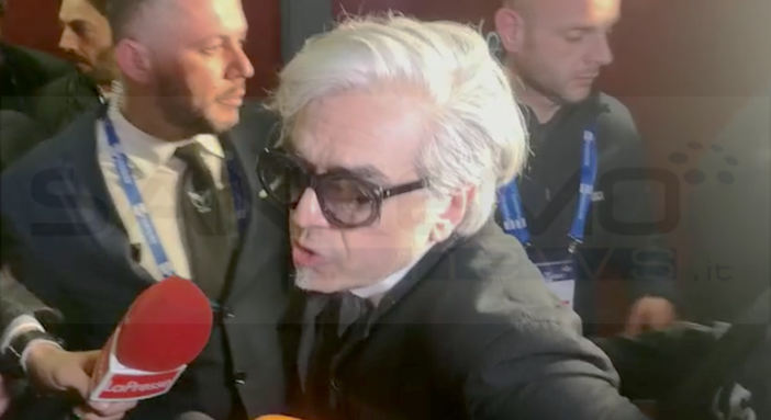 Morgan risponde alla stampa di fronte al Palafiori