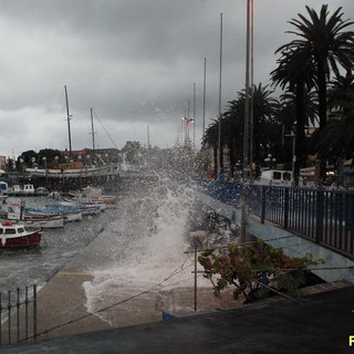 Allerta 2 fino ad oggi pomeriggio alle 18: scuole chiuse ma oggi non piove sul ponente
