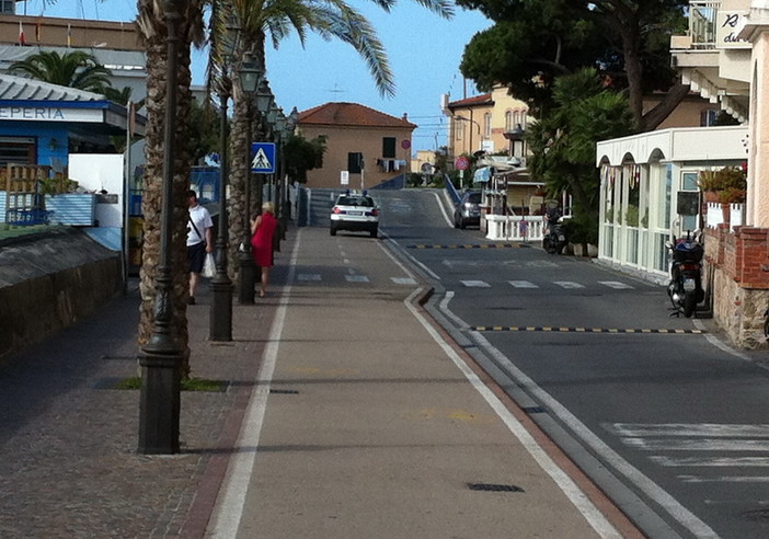 Sanremo: auto sulla ciclabile, un lettore interviene "Ma nessuno dovrebbe parcheggiarci!" Sanremo: auto sulla ciclabile, un lettore interviene "Ma nessuno dovrebbe parcheggiarci!"