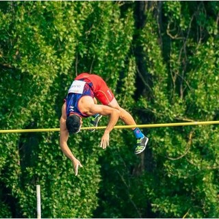 Salto con l'asta, il sanremese Matteo Oliveri supera il suo record personale al meeting di Lucca (Foto)