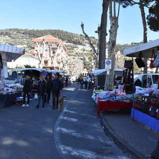 Ventimiglia: venerdì 'triste' per il mercato ambulante, nessun francese e 50% di banchi in meno