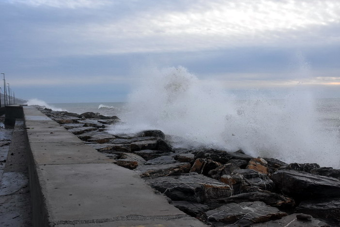 Diramato l'avviso per mareggiata intensa e vento di burrasca sulla costa di Ponente Diramato l'avviso per mareggiata intensa e vento di burrasca sulla costa di Ponente