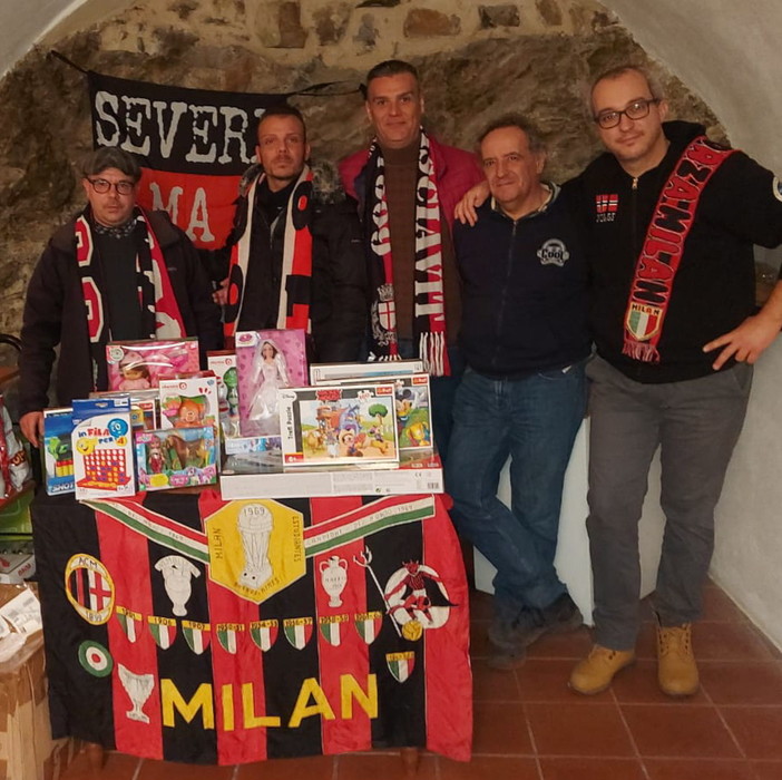 Befana 2023: giocattoli per l'associazione volontari oggi dal Milan Club Perinaldo 'Franco Baresi' (Foto) Befana 2023: giocattoli per l'associazione volontari oggi dal Milan Club Perinaldo 'Franco Baresi' (Foto)