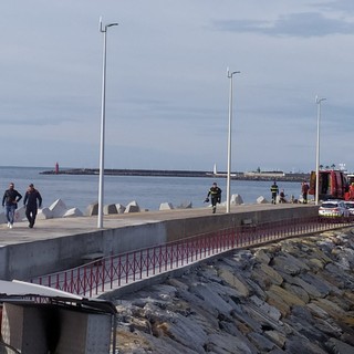 Imperia: malore mentre passeggia sul molo di Oneglia, uomo cade sugli scogli e muore (Foto e Video) Imperia: malore mentre passeggia sul molo di Oneglia, uomo cade sugli scogli e muore (Foto e Video)