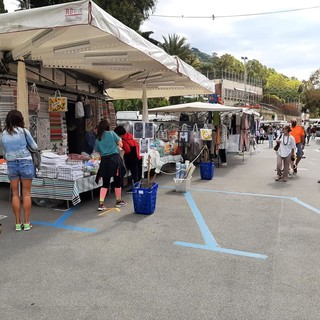 Ospedaletti: dopo il 'lock down' è tornato oggi il mercato ambulante del mercoledì (Foto)
