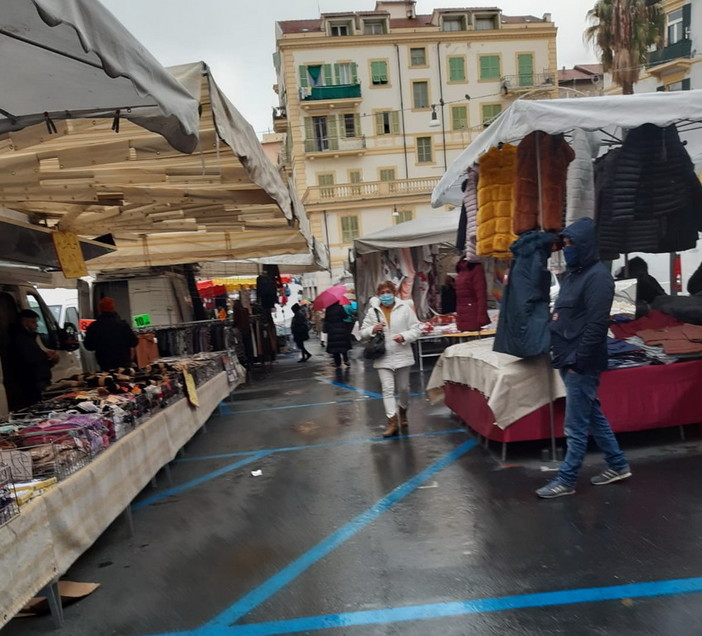 Sanremo: ultimo mercato 'giallo' sotto una fastidiosa pioggia, stamattina qualche francese tra i banchi (Foto)