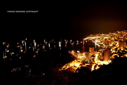 Montecarlo: la baia del Principato illuminata da centinaia di yacht in rada, le foto di Tonino Bonomo