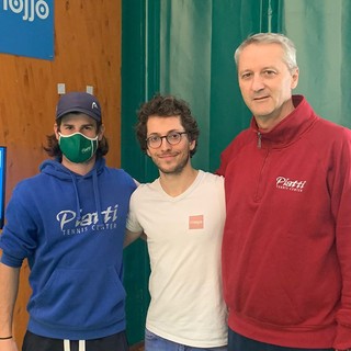 Il direttore del Piatti Tennis Center Luigi Bertino (destra) col maestro Gianluca Montessoro (sinistra) e Laurent Buclon di Mojjo