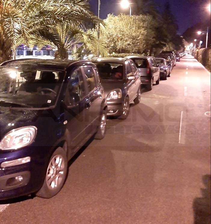 Sanremo: notte di Capodanno da 'parcheggio selvaggio' ma con posti liberi nei silos, è c'è chi ha 'scelto' la ciclabile (Foto) Sanremo: notte di Capodanno da 'parcheggio selvaggio' ma con posti liberi nei silos, è c'è chi ha 'scelto' la ciclabile (Foto)